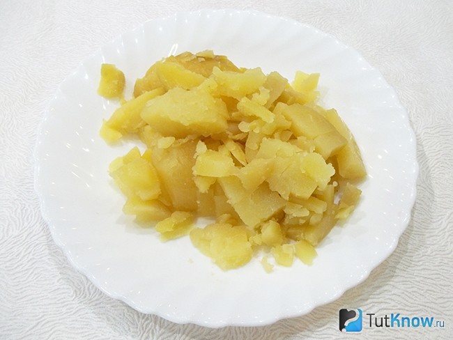 Отварной картофель очищен и нарезан кубиками