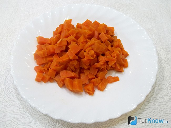 Отварная морковь очищена и нарезана кубиками