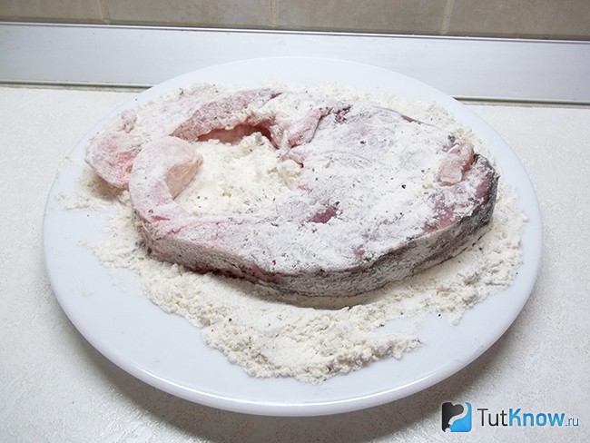 Стейки рыбы панированы в муке
