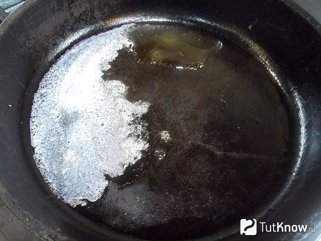 В сковороде растоплено сливочное масло