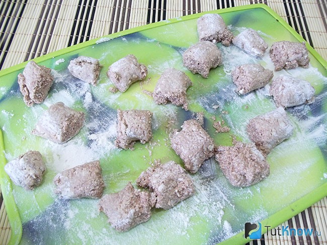 Творожные колбаски нарезаны порционными кусочками