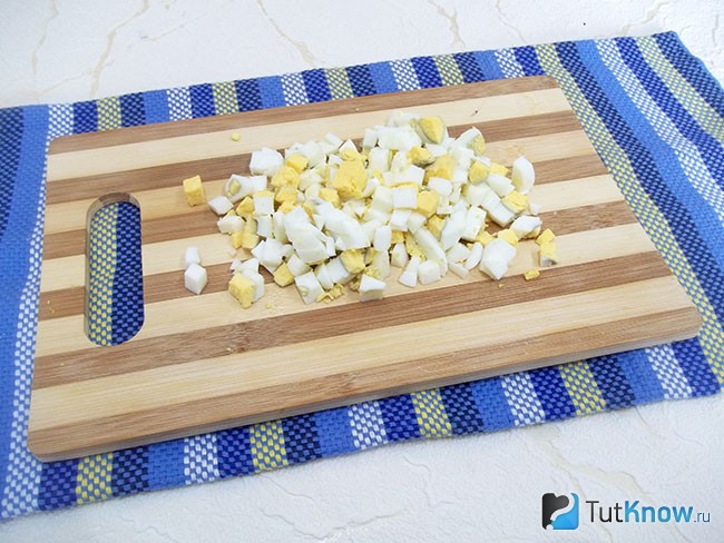 Отварные яйца очищены и нарезаны кубиками