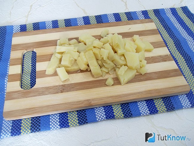Отварной картофель очищен и нарезан кубиками