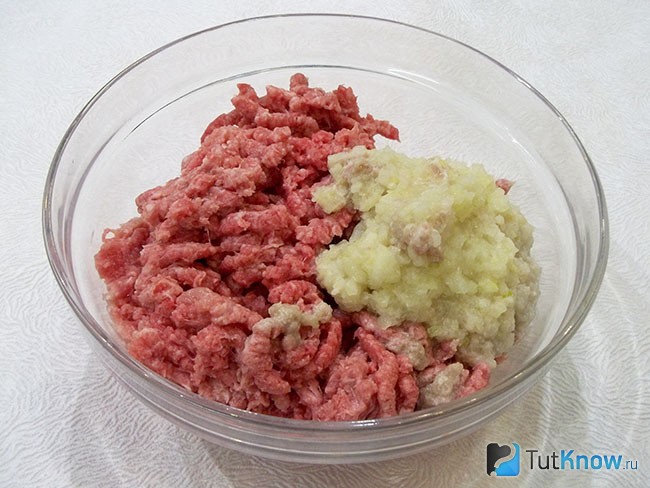Мясо и репчатый лук перекручены на мясорубке