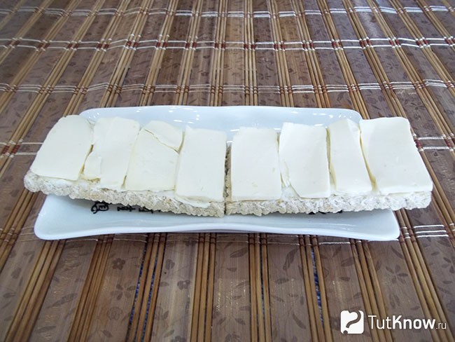 На хлебцы выложены кусочки сыра