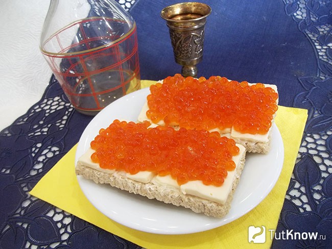 Хлебцы смазаны красной икрой