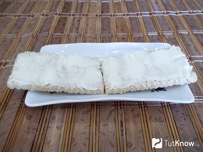 Хлебцы смазаны сливочным маслом
