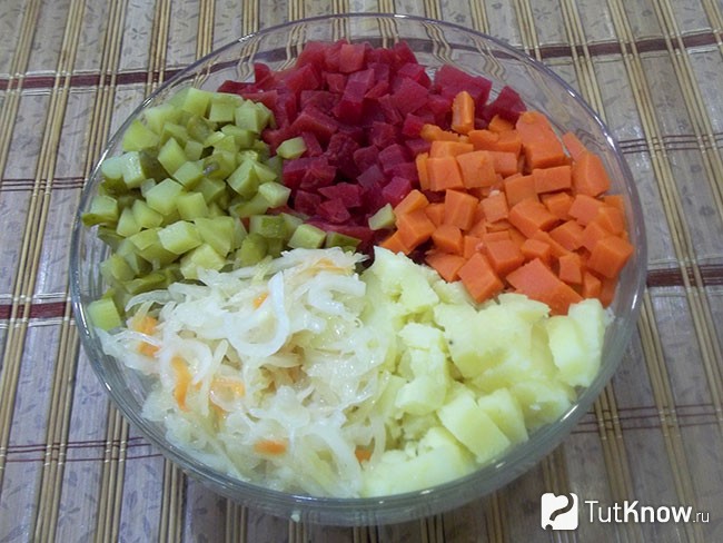 Все продукты соединены в миске и добавлена квашенная капуста