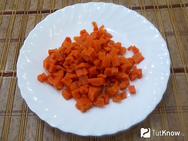 Морковь нарезана кубиками