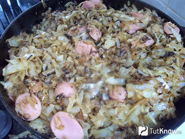 Колбаса с капустой жарятся