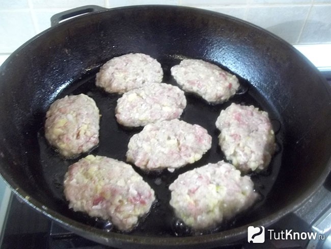 Котлеты жарятся на сковороде
