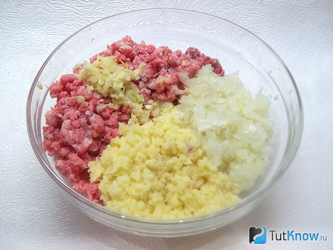 Репчатый лук, картофель и чеснок перекрученв на мясорубке