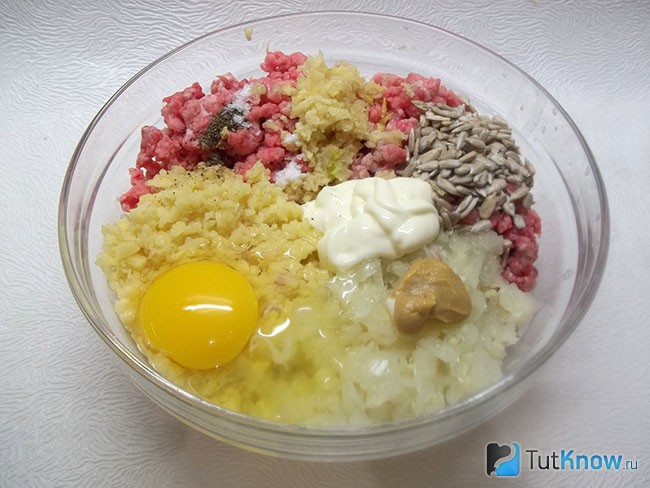 Продукты соединены вместе и добавлен майонез, семечки, специи и яйцо