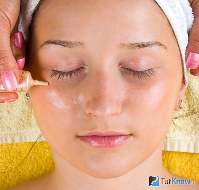 Нанесение крема-лифтинга на кожу вокруг глаз