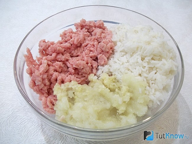 Мясо и лук перекручены и добавлен полуотваренный рис