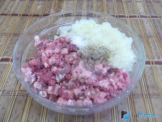 Перекручено на мясорубке мясо и лук, и приправлены специями