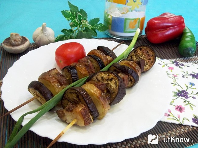 Готовый шашлык с овощами и салом