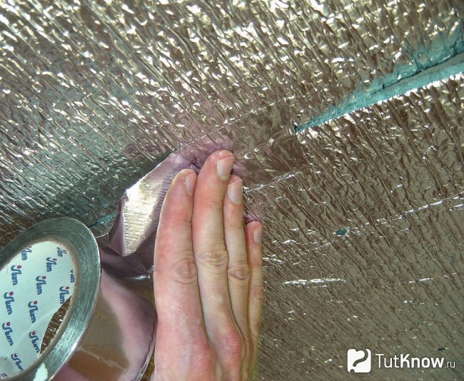 Теплоизоляция потолка бани утеплителем с фольгой