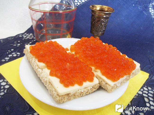 Готовые хлебцы с красной икрой