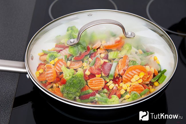 Замороженные овощи готовятся на сковороде