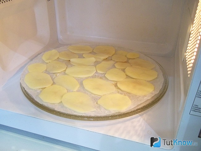 Картофель запекается в микроволновке
