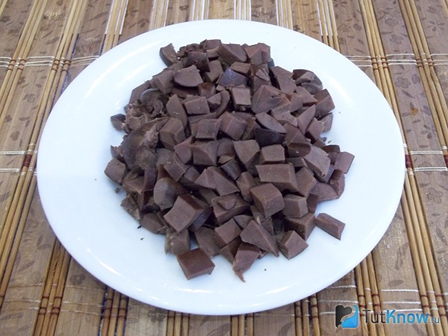 Вареные почки нарезаны кубиками