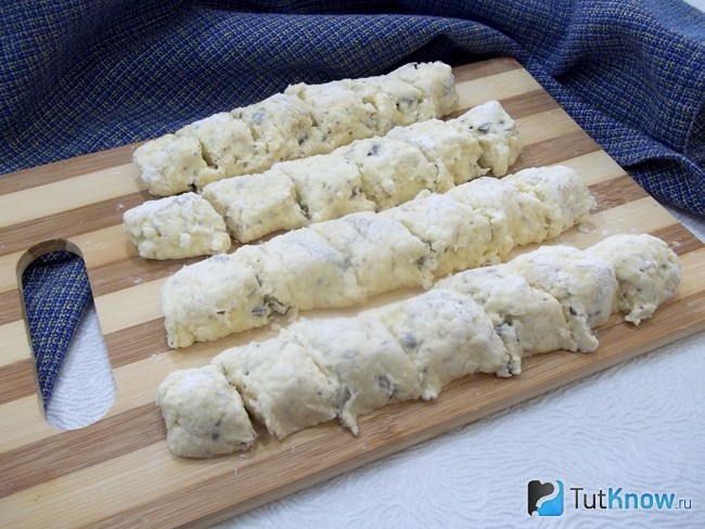 Колбаски нарезаны порционными маленькими кусочками