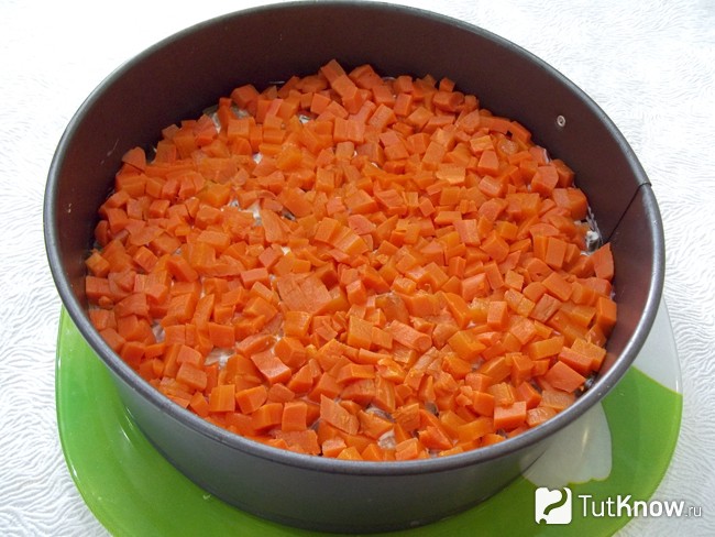 Отварная морковь нарезана кубиками и выложена в форму салатницы