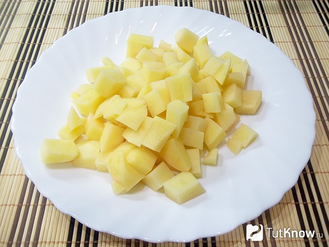Картофель нарезан кубиками