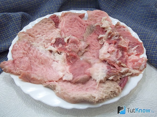 Мясо нарезано и отбито молоточком