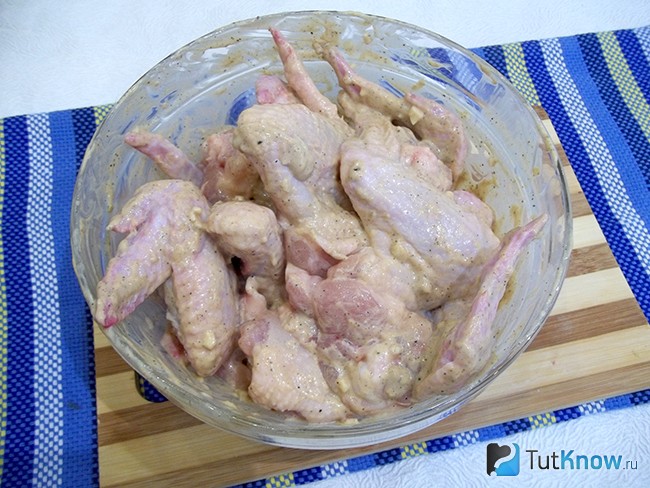 Крылышки маринуются