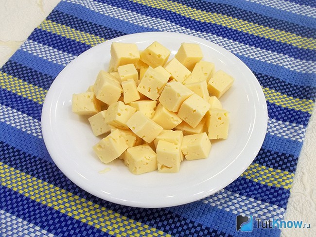 Сыр нарезан кубиками