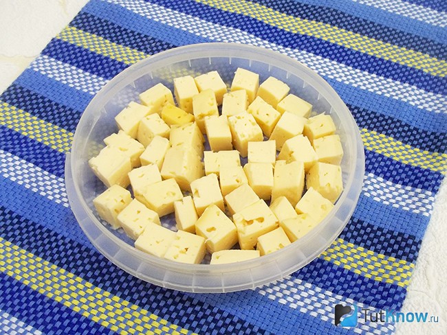 Сыр сложен в емкости для маринования