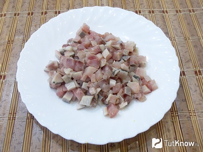 Селедка нарезана кубиками