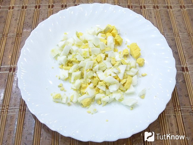 Отварные яйца нарезаны кубиками