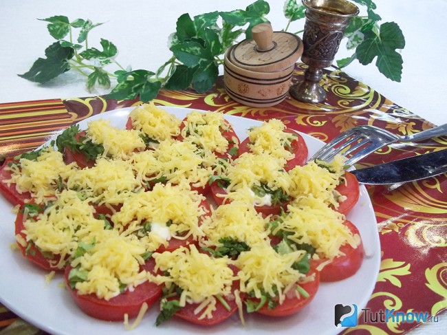 Готовая закуска из помидоров и сыра