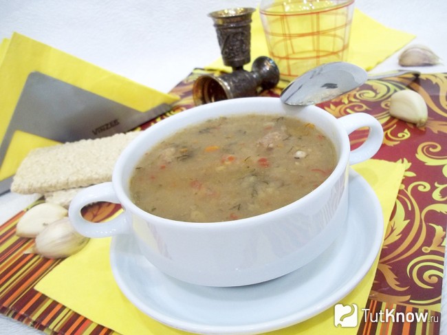 Готовый гороховый суп на мясных фрикадельках