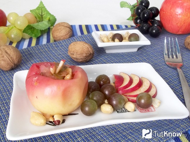 Готовые печеные яблоки с орехами и медом