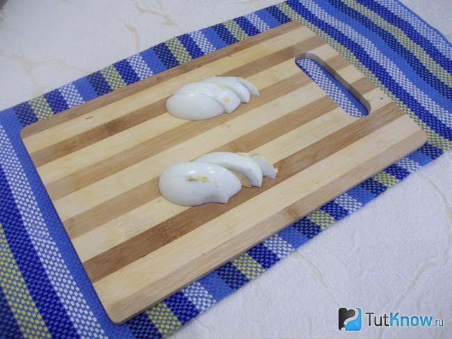 Нарезано полукольцами отварное яйцо