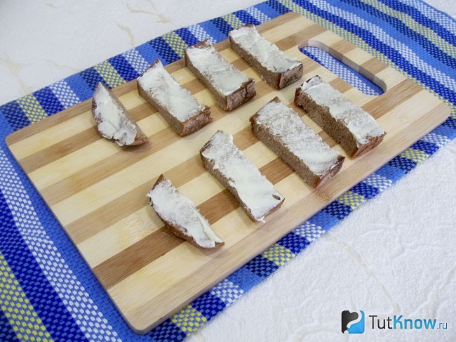 Кусочки хлеба смазаны маслом