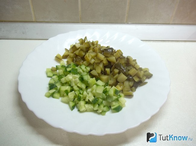 Свежие и маринованные огурцы нарезаны кубиками