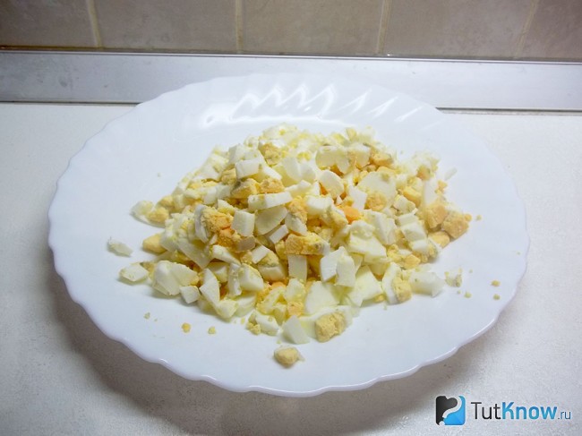 Яйца очищены и нарезаны кубиками