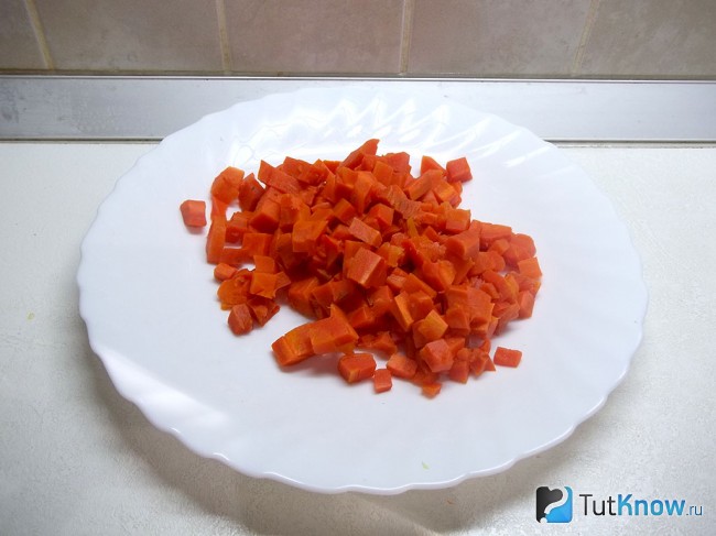 Очищенная морковь нарезана кубиками