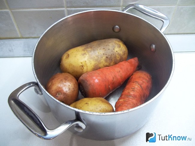Картофель и морковь варятся