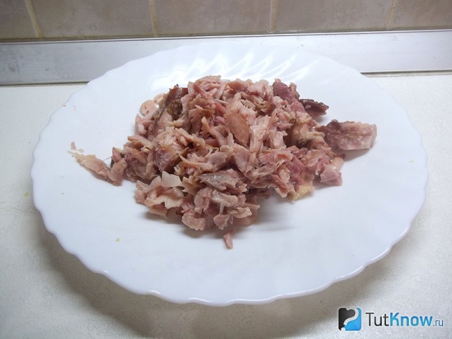 Мясо отделено от кости и нарезано