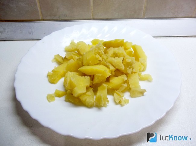 Очищенный картофель нарезан кубиками