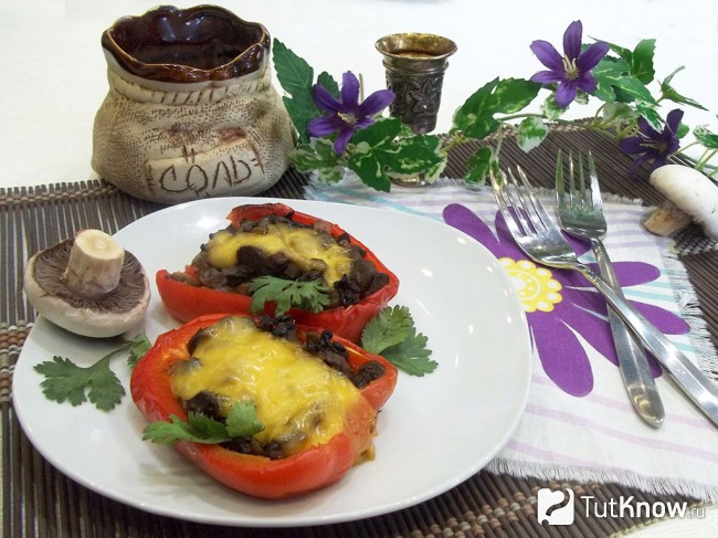 готовый перец, фаршированный грибами