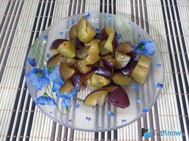 Сливы нарезаны мелкими кусочками