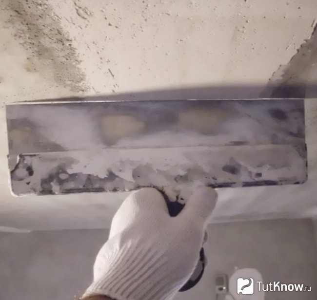 Очистка потолка перед нанесением водной эмульсии