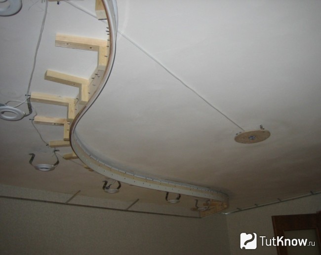 Монтаж электрической проводки под натяжным потолком